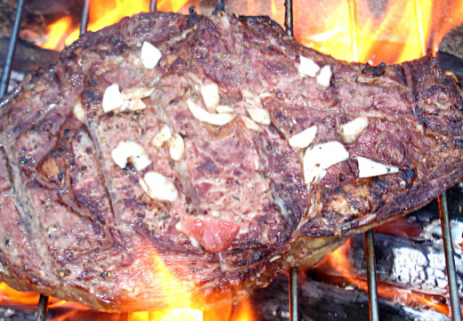 Côte de boeuf aux oignons rouges et piment d’Espelette